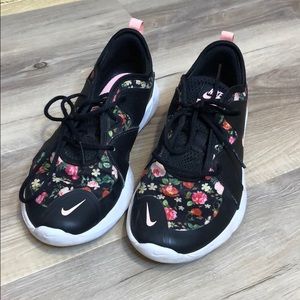 Nike girls Flex Contact3 black floral sneakers